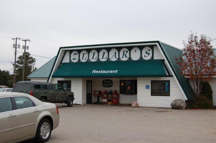 Zellar'S Village Inn Newberry Exterior foto