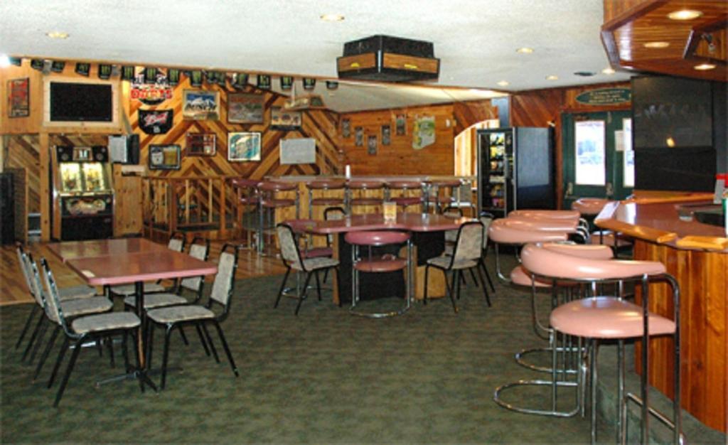 Zellar'S Village Inn Newberry Exterior foto