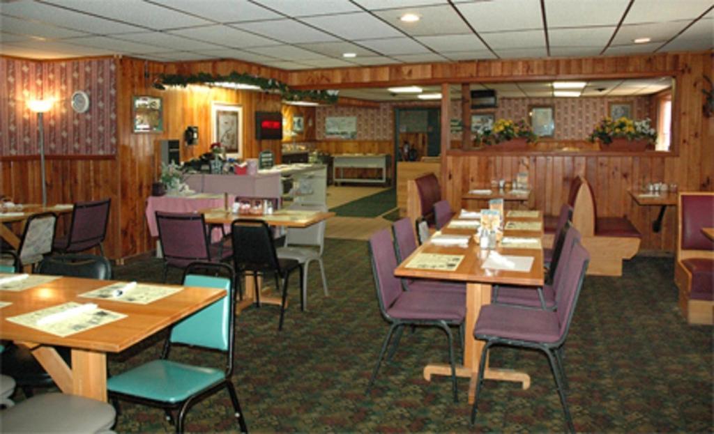 Zellar'S Village Inn Newberry Exterior foto